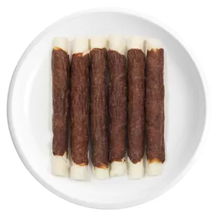 Cuero de res y palitos de carne